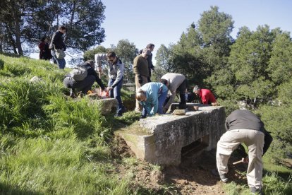 Havia de ser un acte simbòlic, però els voluntaris van desenterrar més d’un metre de búnquer fins a fer-se visible l’espitllera.