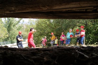 Havia de ser un acte simbòlic, però els voluntaris van desenterrar més d’un metre de búnquer fins a fer-se visible l’espitllera.