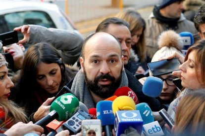 El portavoz de Òmnium Cultural, Marcel Mauri, atendiendo a los medios a su llegada a los juzgados.