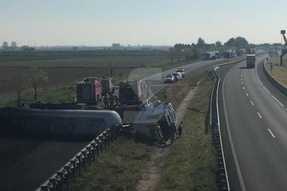 El camión accidentado en Sidamon este miércoles.