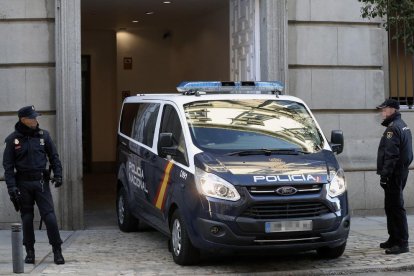 El portavoz de Òmnium Cultural, Marcel Mauri, atendiendo a los medios a su llegada a los juzgados.