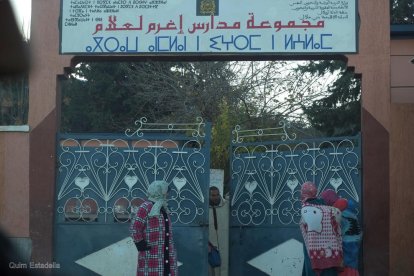 Una escola amb doble retolació: en àrab i en amazic