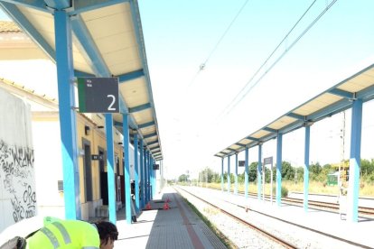 Bomberos y técnicos de Adif revisando el andén de la estación de Puigverd ayer al mediodía, visiblemente afectado por la explosión.