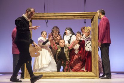 Representación de la comedia ‘Artipunt’ en el Teatre Ateneu de Tàrrega (izquierda) y acto reivindicativo en Mollerussa.