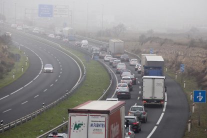 Els Bombers de la Generalitat ahir al lloc de l’accident a la C-26 a Algerri.