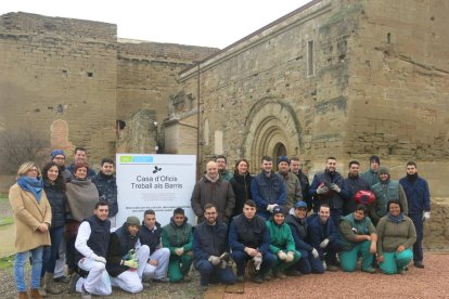 Els joves participants al costat del tinent d’alcalde Rafael Peris, que va visitar ahir els treballs.