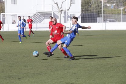 Un jugador del Alpicat centra el balón desde la banda en una de las acciones que tuvieron lugar ayer en el partido ante el Vilanova.