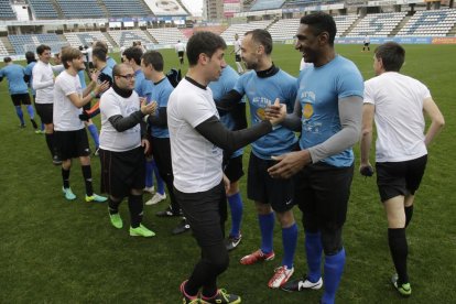 Los integrantes de los dos equipos formaron juntos antes de empezar el partido, que estuvo arbitrado por el internacional Estrada Fernández.