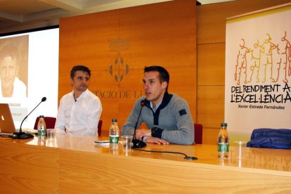 Los integrantes de los dos equipos formaron juntos antes de empezar el partido, que estuvo arbitrado por el internacional Estrada Fernández.