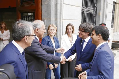 Foto de familia en la plaza del ayuntamiento de Igualada tras la presentación del proyecto, presidida por Carles Puigdemont.