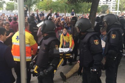 Guàrdia Civil i Policia Nacional carreguen en col·legis electorals de Lleida