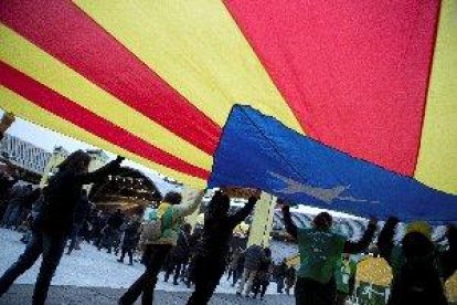Miles personas piden la libertad de los exconsellers en un concierto para recoger fondos