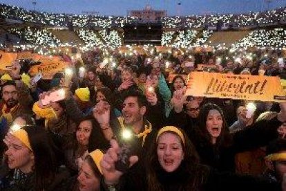 Miles personas piden la libertad de los exconsellers en un concierto para recoger fondos