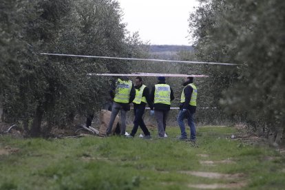 Agentes de la policía científica de los Mossos d’Esquadra buscaban pruebas ayer en el lugar donde se cometieron los hechos.