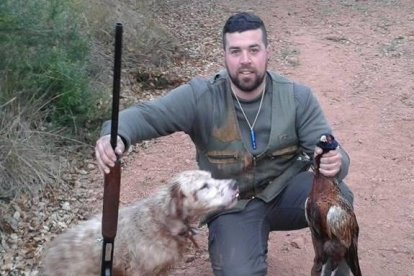 Agentes de la policía científica de los Mossos d’Esquadra buscaban pruebas ayer en el lugar donde se cometieron los hechos.