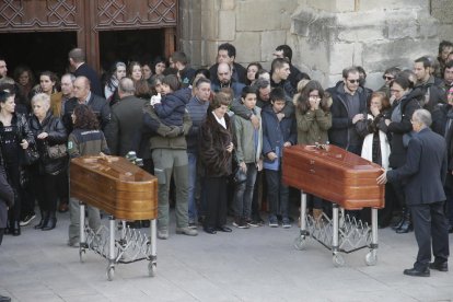 Una companya de les víctimes no va poder contenir la tristesa.