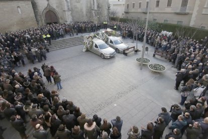 Una companya de les víctimes no va poder contenir la tristesa.