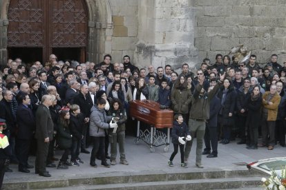 Una companya de les víctimes no va poder contenir la tristesa.