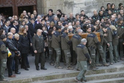 Una companya de les víctimes no va poder contenir la tristesa.