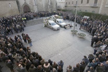 Una companya de les víctimes no va poder contenir la tristesa.