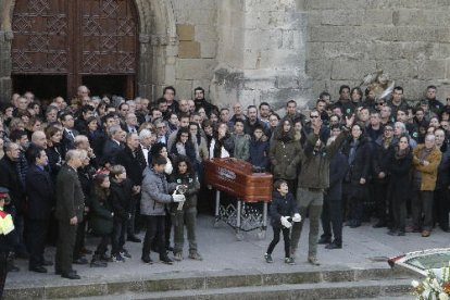 Una companya de les víctimes no va poder contenir la tristesa.