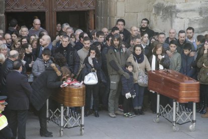 Una companya de les víctimes no va poder contenir la tristesa.