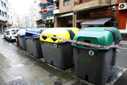 Els Mossos van precintar la porta del domicili de la víctima, un tercer pis d’un bloc d’habitatges.