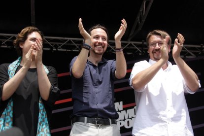 Arran va col·locar una gran pancarta i una estelada al madrileny Puente de Segovia.