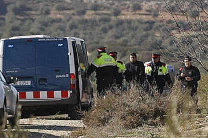 El caçador, Ismael Rodríguez Clemente, ahir pujant al furgó policial després de finalitzar la reconstrucció del doble crim a Aspa.