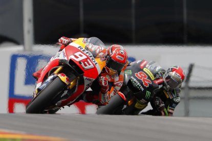 Marc Màrquez celebra el triomf amb Folger i el seu company Dani Pedrosa.