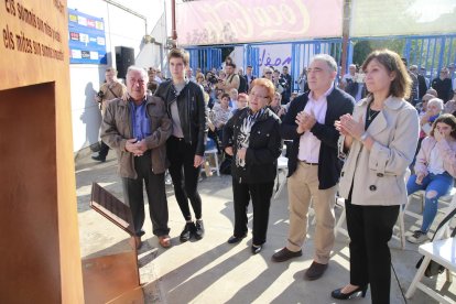 Los asistentes al acto posaron juntos alrededor de la familia y de la escultura en honor a Palau.