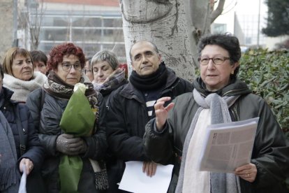 Más de medio centenar de personas recordaron ayer a Màrius Torres junto a su escultura en el Canyeret en el 74 aniversario de su muerte.