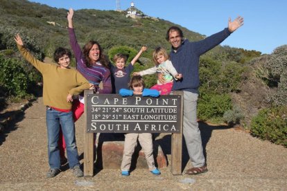 Candelaria i Herman, amb tres dels seus fills, ahir, amb el cotxe durant la visita a Castelló de Farfanya.