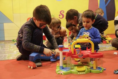 El Camarlenc va rebre ahir nens i nenes al Palau de la Paeria després d’acabar la recollida de cartes per als Reis pels barris.