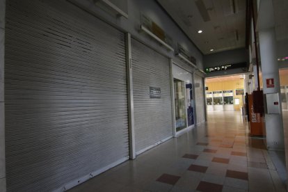 La cafeteria de l’estació, ahir deserta i amb tanques, ja que no hi ha personal que l’atengui.