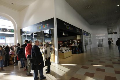 La cafeteria de l’estació, ahir deserta i amb tanques, ja que no hi ha personal que l’atengui.