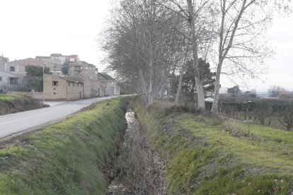 Obres de canalització a Bellvís, on se substitueix la vella llera de terra per canonades de formigó de dos metres de diàmetre.