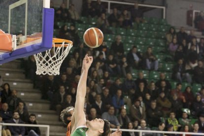 Marc Rubín de Celis intenta frenar el lanzamiento de un jugador del Cáceres.