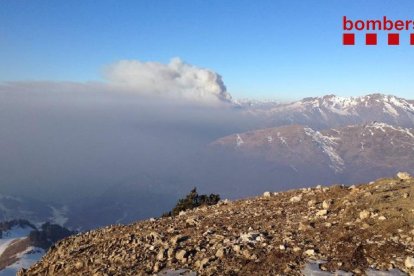Imatge de l’incendi que es veia dijous a la nit des de Garòs.