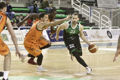 MBaye captura un rebot davant de Nathanaelson.