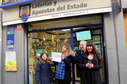 Agraciados con el primer premio celebraron ayer su suerte delante de la administración número 3 de Torrent.