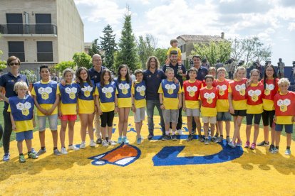 Piqué, Puyol, el directiu blaugrana Jordi Cardoner i la filla de Cruyff (esquerra), amb un grup de nens.