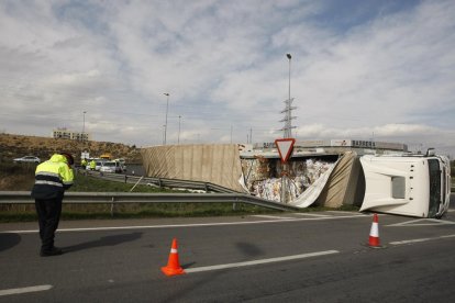 Un camió bolcat talla la rotonda que connecta l'N-240 i la variant sud a Lleida