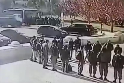 Autoritats i forces de seguretat davant del camió amb el frontal tirotejat.