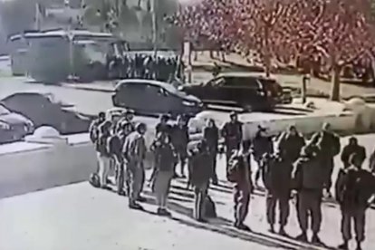 Autoritats i forces de seguretat davant del camió amb el frontal tirotejat.