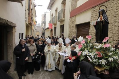 Decenas de Hermanitas de los Ancianos Desamparados llegadas de varios puntos de España participaron en la procesión ayer en Aitona.