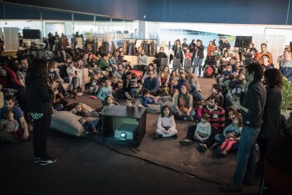 Públic familiar ahir escoltant atentament la directora d’Animac, Carolina López.