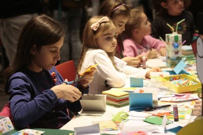 Públic familiar ahir escoltant atentament la directora d’Animac, Carolina López.