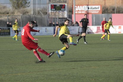 Un jugador del Balaguer intenta desfer-se de la pressió d’un de l’Alpicat en el derbi d’ahir.