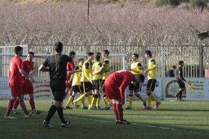 Un jugador del Balaguer intenta desfer-se de la pressió d’un de l’Alpicat en el derbi d’ahir.